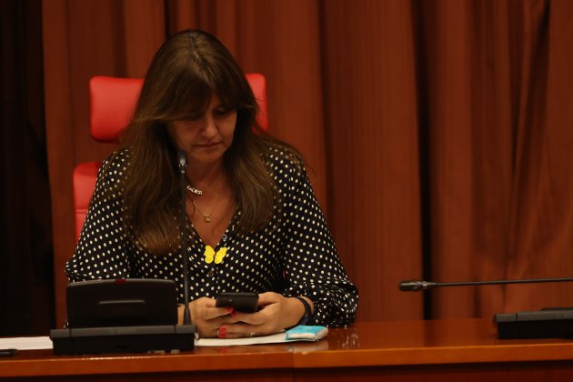 Presidenta Parlament Laura Borràs mobil / Foto: Sergi Alcàzar