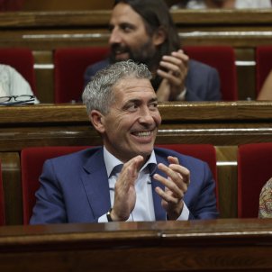 Ple Parlament sessió control Josep González Cambray conseller educació aplaudint / Foto: Sergi Alcàzar