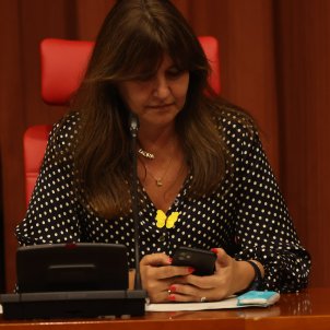Presidenta Parlament Laura Borràs mobil plà mitjà / Foto: Sergi Alcàzar