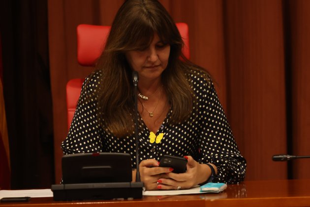 Presidenta Parlamento Laura Borràs mobil plà medio / Foto: Sergi Alcàzar