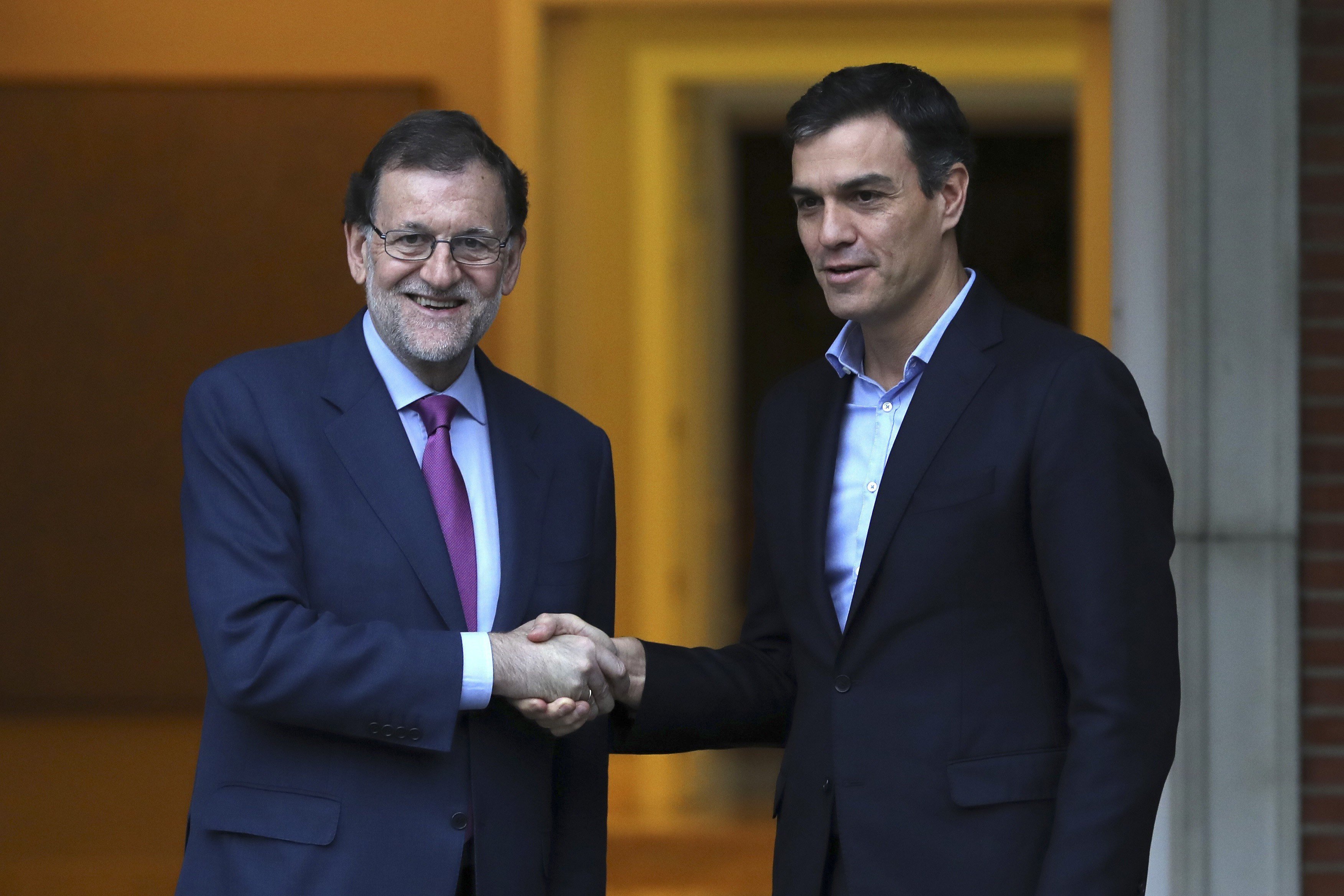 Sánchez fa pinya amb Rajoy però l'insta a dialogar ja amb Puigdemont