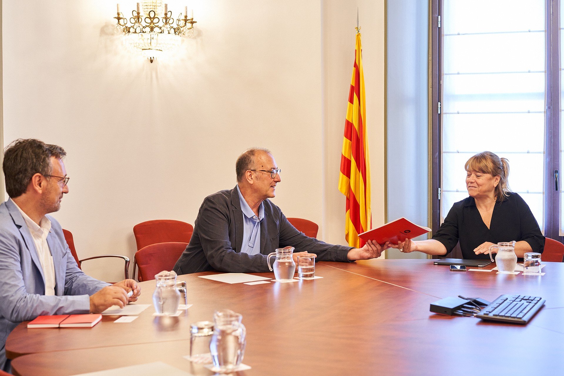 Òmnium presenta al Govern 547 propuestas para revertir el retroceso del catalán