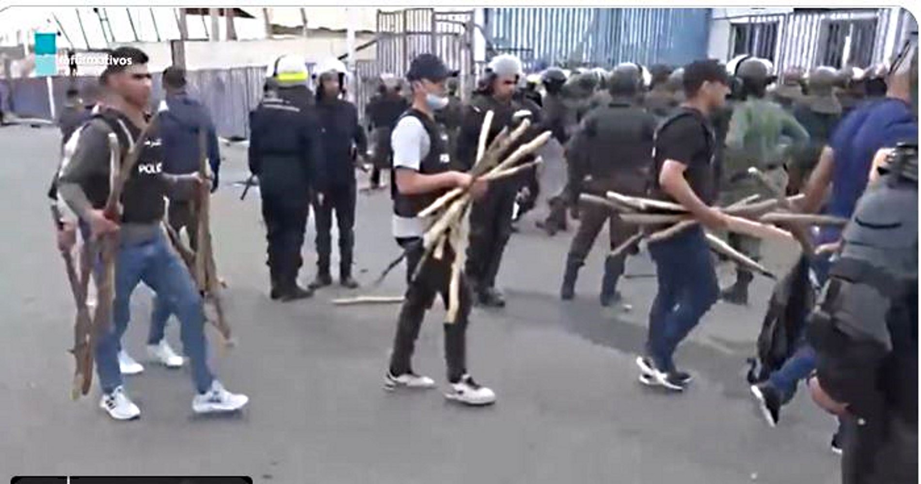 Marruecos difunde imágenes de las "armas" de los subsaharianos: solo eran palos y piedras | VÍDEO