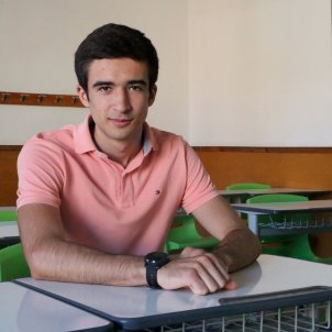 Ramon Bernades 10 selectivitat 2022 assegut taula seva escola / Foto: ACN