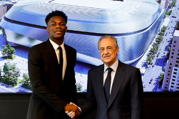 Aurelien Tchouameni Florentino Perez / Foto: Real Madrid Aurelien Tchouameni Florentino Perez / Foto: Real Madrid