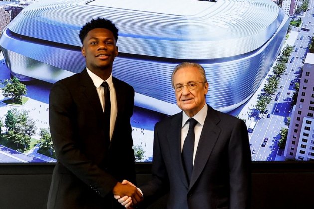 Tchouaméni, con Florentino Perez / Foto: Real Madrid