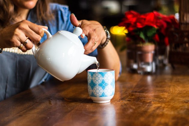 Mujer haciendo una infusión / Unsplash