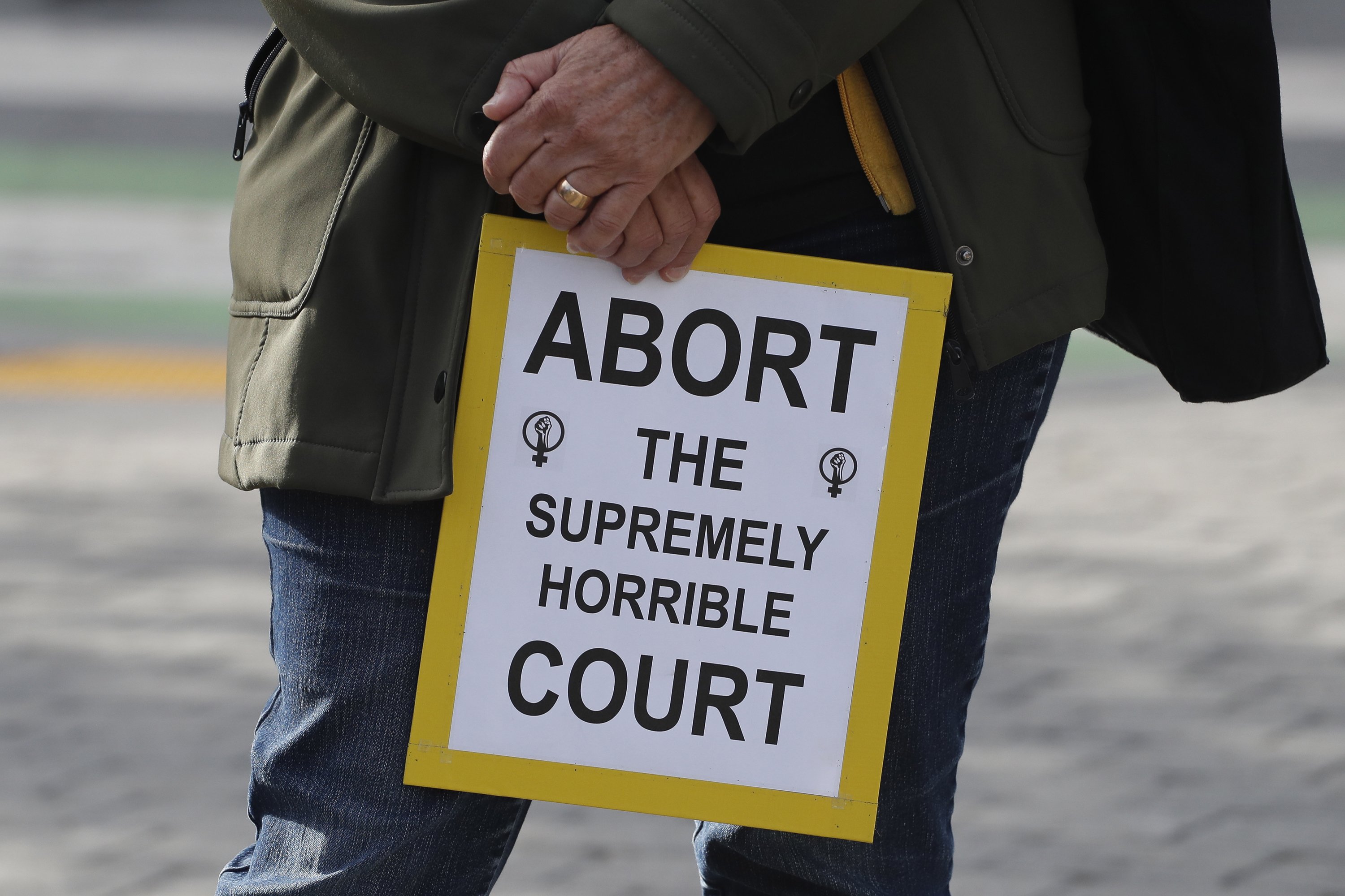 Un juez del Supremo de EE.UU. sobre la vacuna de la covid: "Se ha hecho con células de niños abortados"