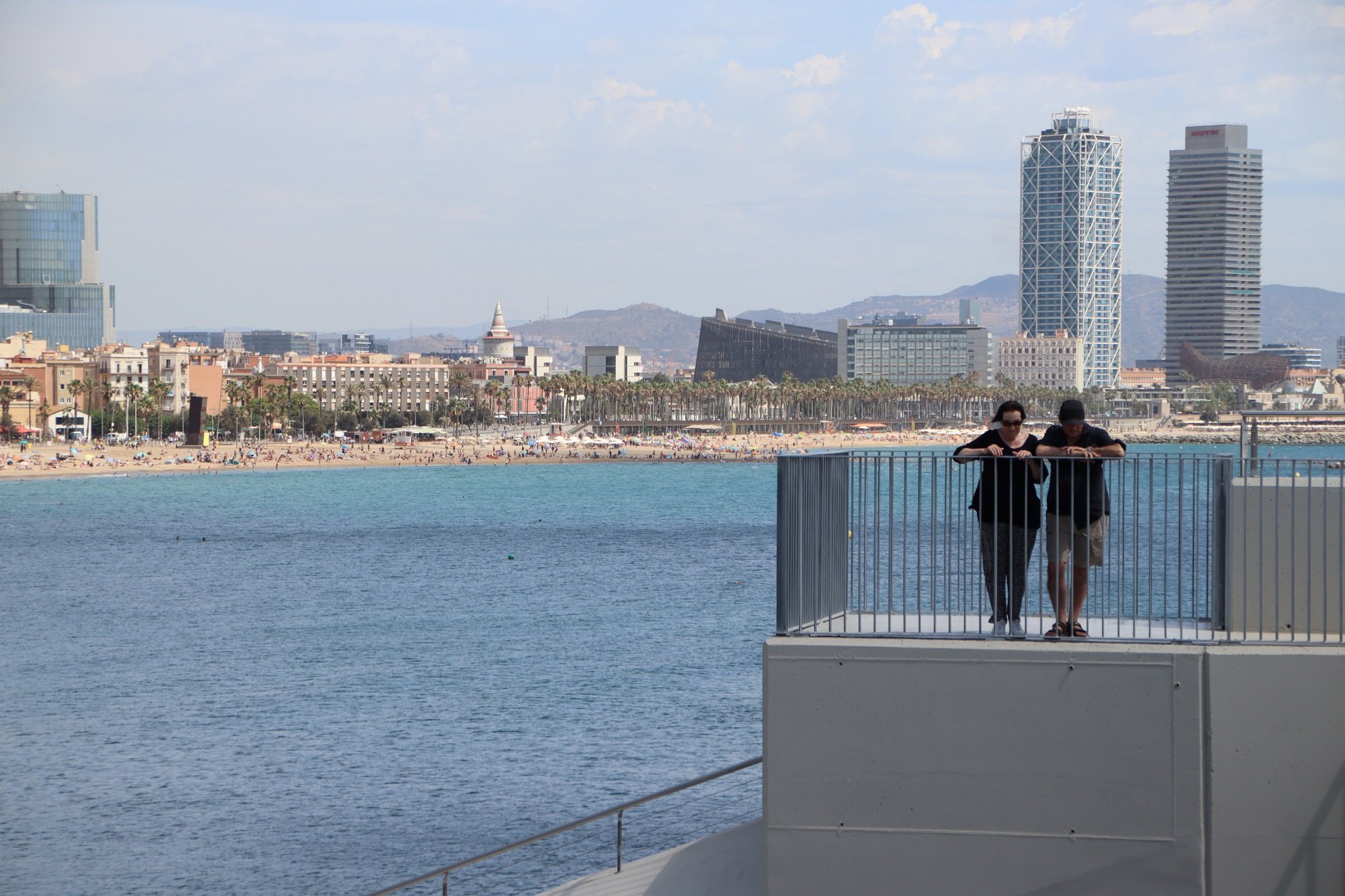 Barcelona inaugura un mirador y unas escaleras con vistas al mar a los pies del Hotel W