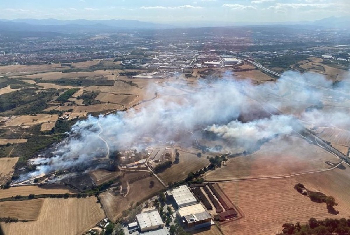 Ensurt per un incendi a tocar de Santa Perpètua de Mogoda (Vallès Occidental)