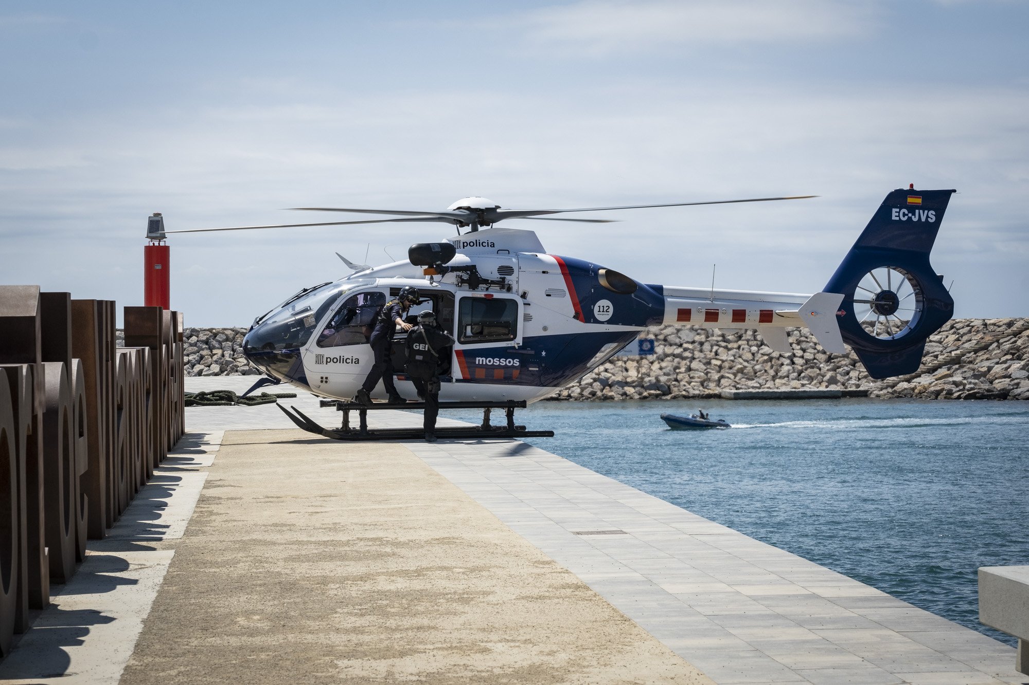 Simulacre mossos d'esquadra detenció narcos mar terra i aire, Vilanova i la Geltrú GEI Helicòpter / Foto: Carlos Baglietto