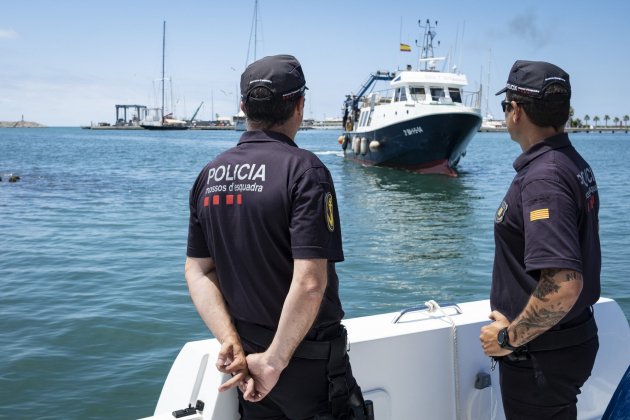 Simulacro mossos de escuadra detención narcos mar tierra y aire, Vilanova i la Geltrú vigilantes / Foto: Carlos Baglietto