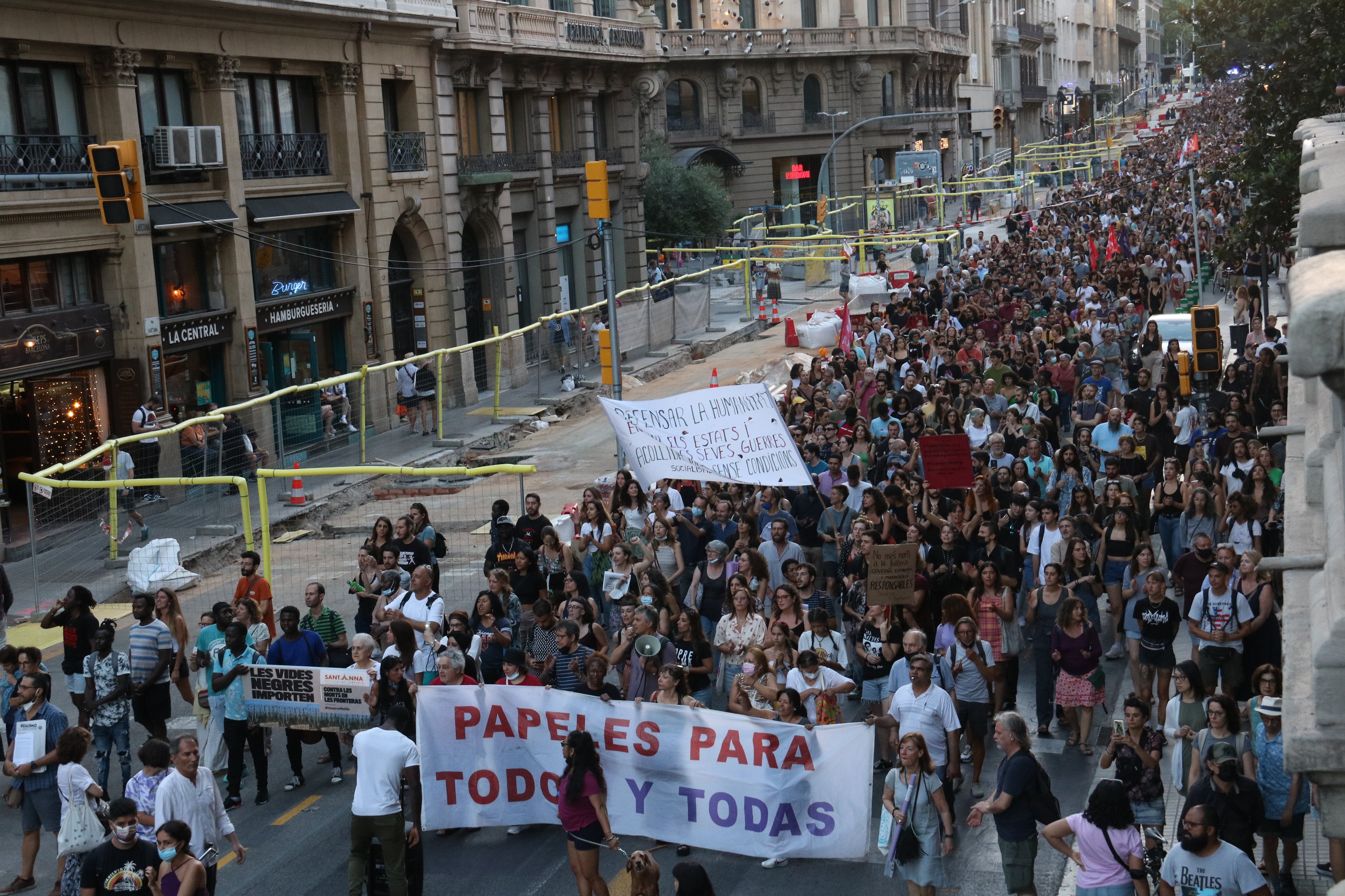 Unas 1.700 personas protestan en Barcelona por la "masacre" de Melilla