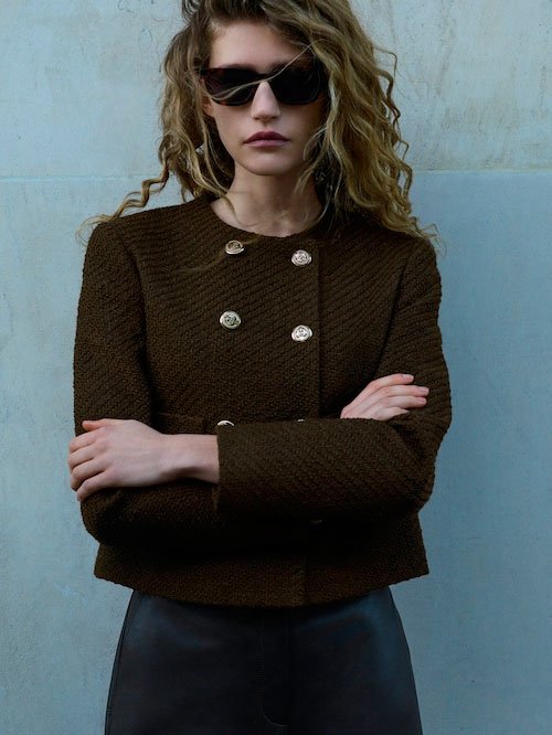 Jaqueta curta amb botons dorados1