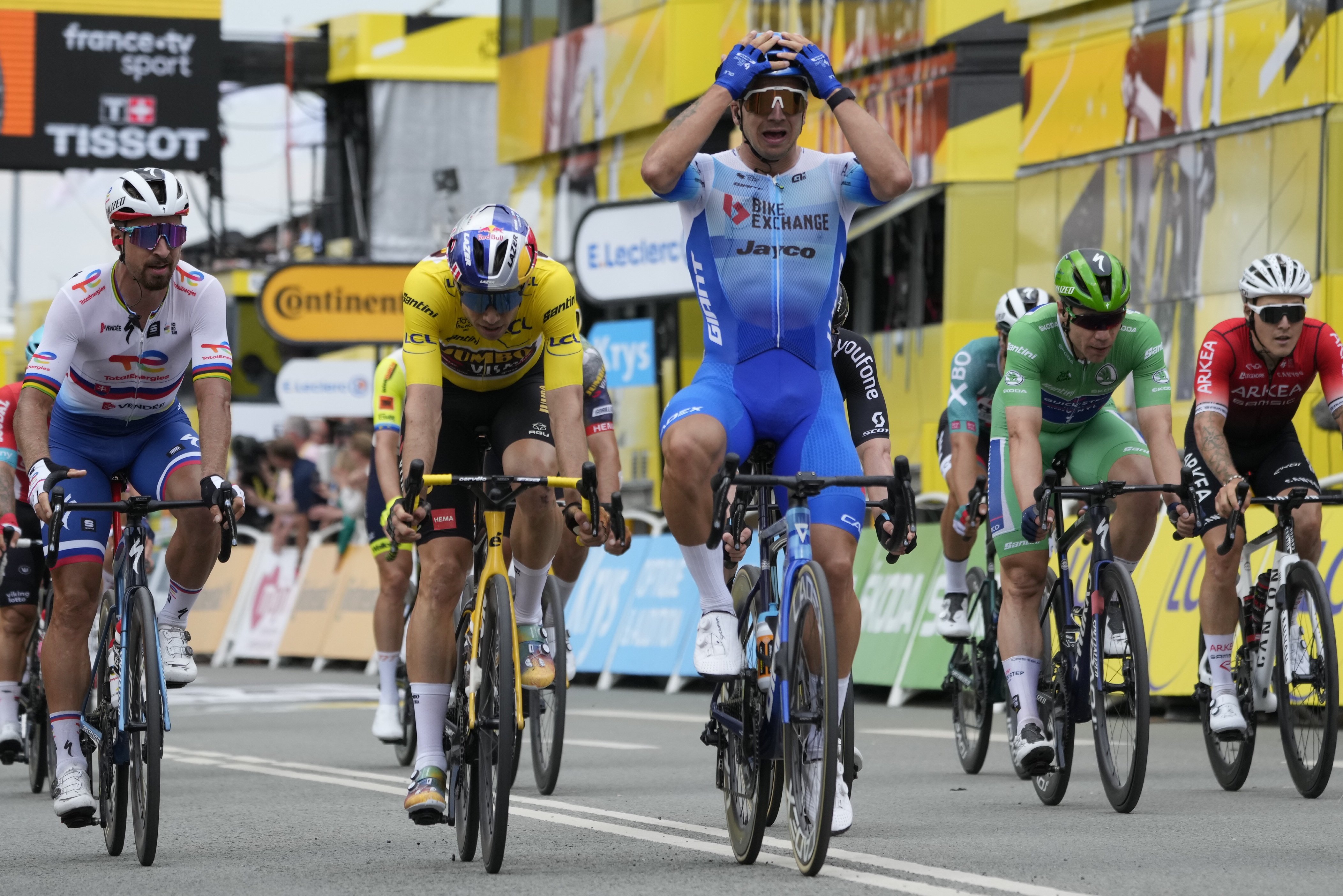 Groenewegen gana al sprint a un Van Aert que se despide de Dinamarca como líder del Tour de Francia