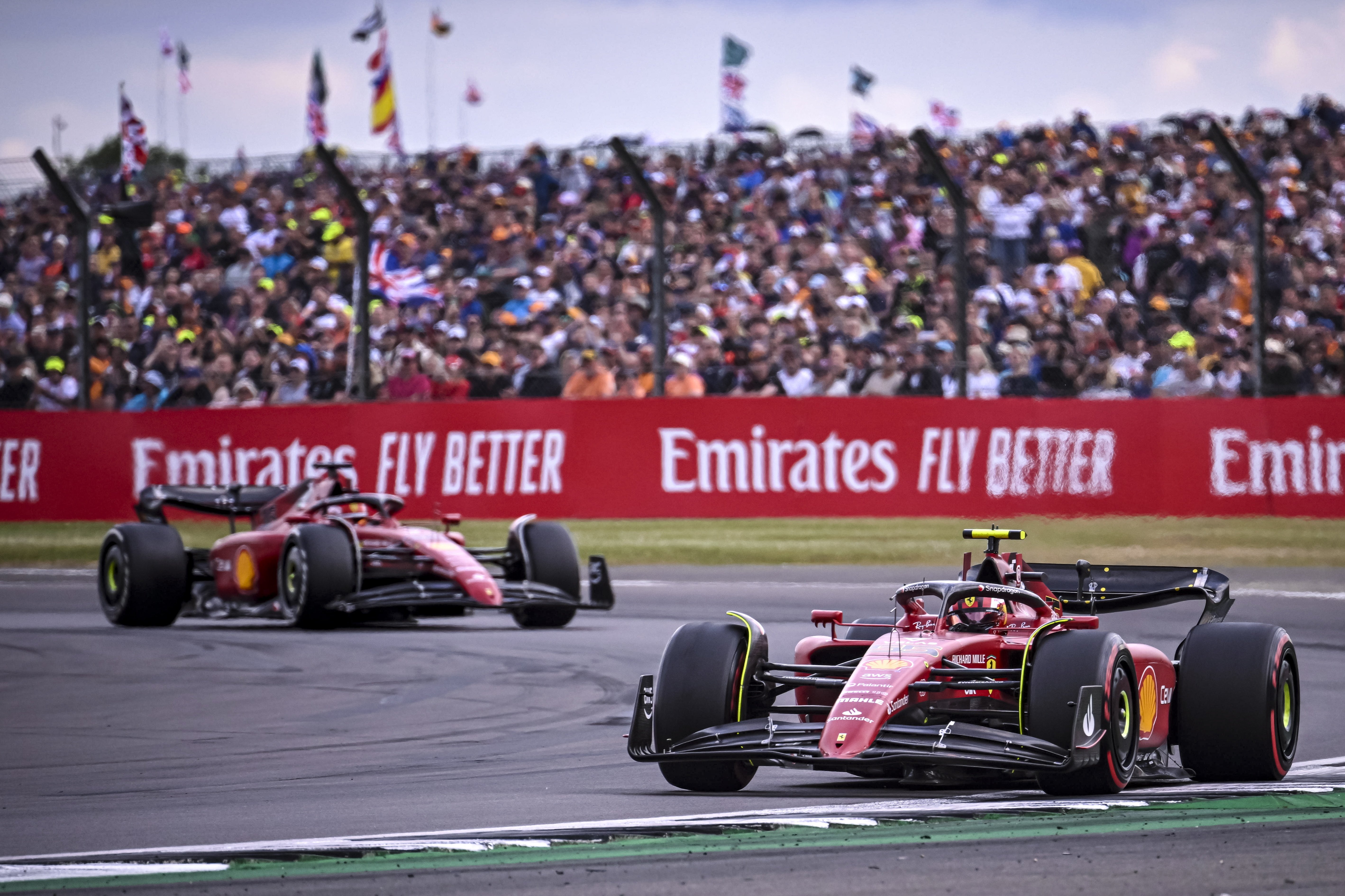 Carlos Sainz logra su primera victoria en la Fórmula 1 en una espectacular carrera en Inglaterra