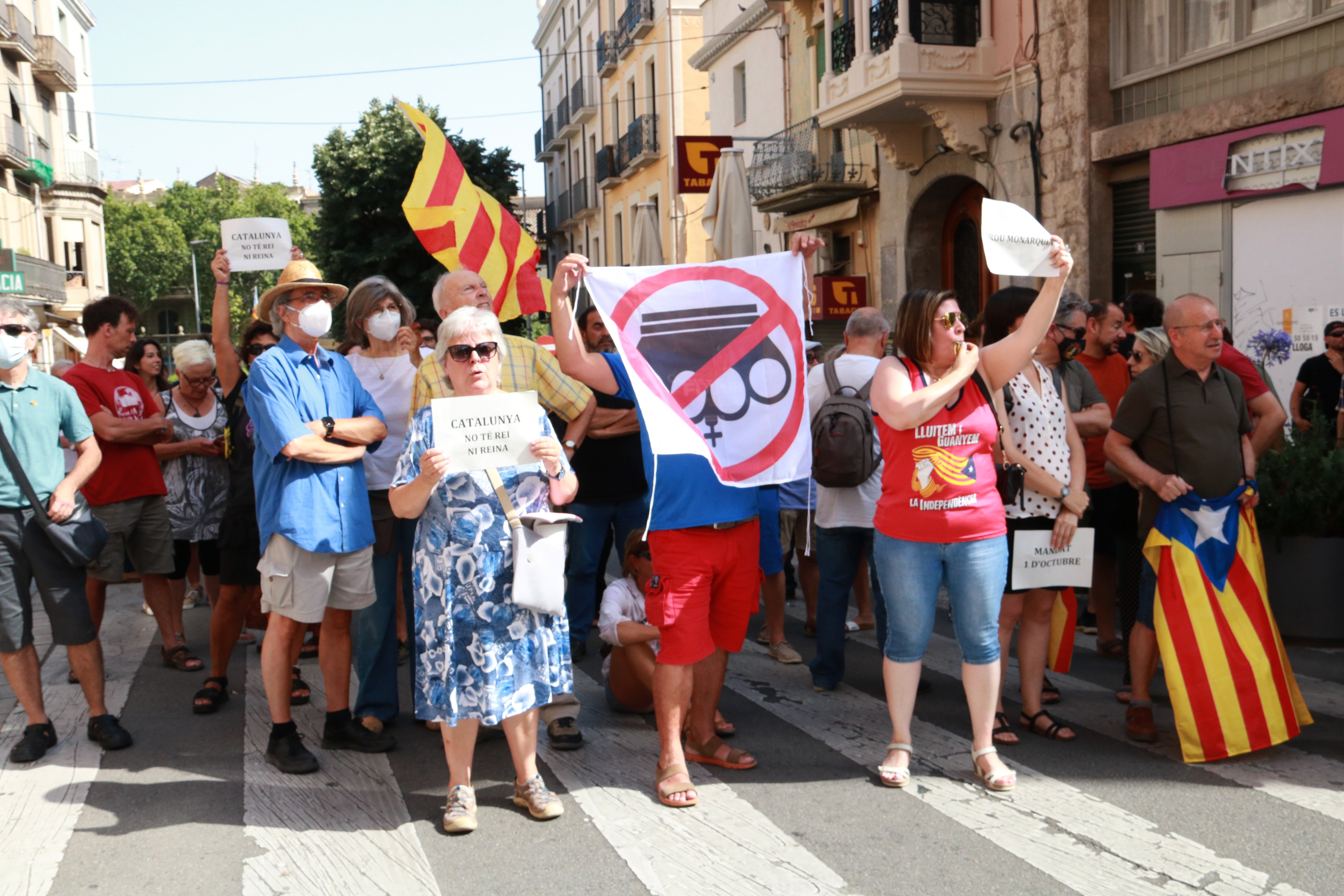 La princesa Leonor llega a Figueres entre gritos de rechazo y apoyo