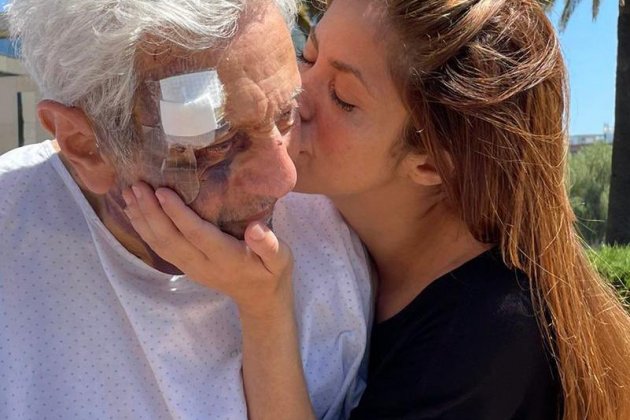 Shakira con su padre William lesionada @shakira Shakira con su padre William lesionada @shakira