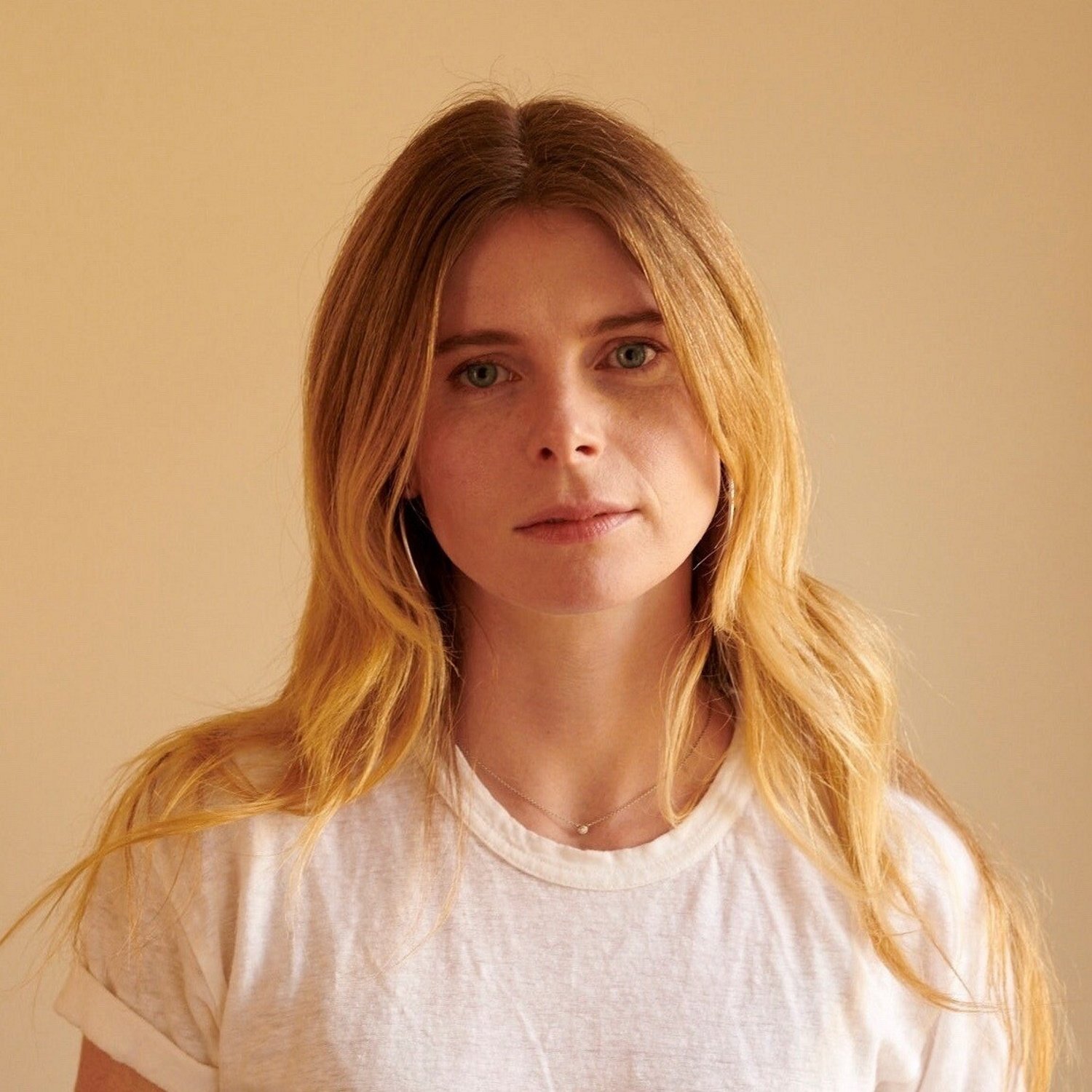 Emma Cline: "Nos gusta pensar en nosotros como el héroe o la víctima"