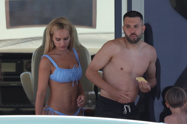 Jordi Alba y Romarey Ventura yate vacaciones GTRES Jordi Alba y Romarey Ventura yate vacaciones GTRES