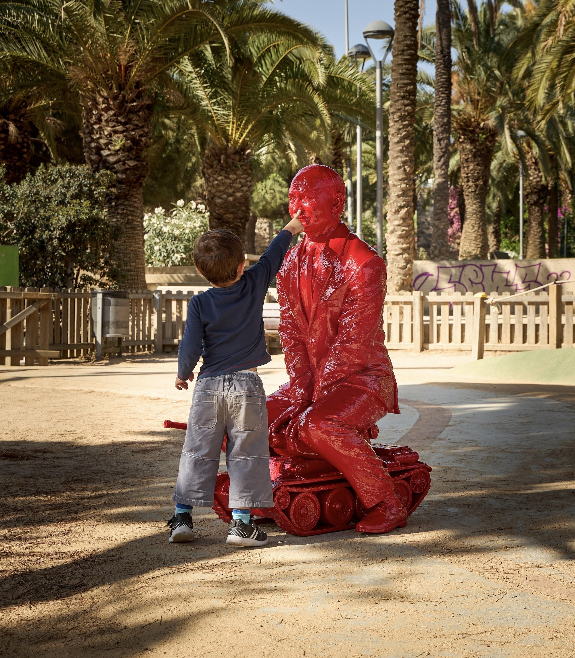 Una estàtua que denuncia Vladímir Putin, al parc de Joan Miró de Barcelona