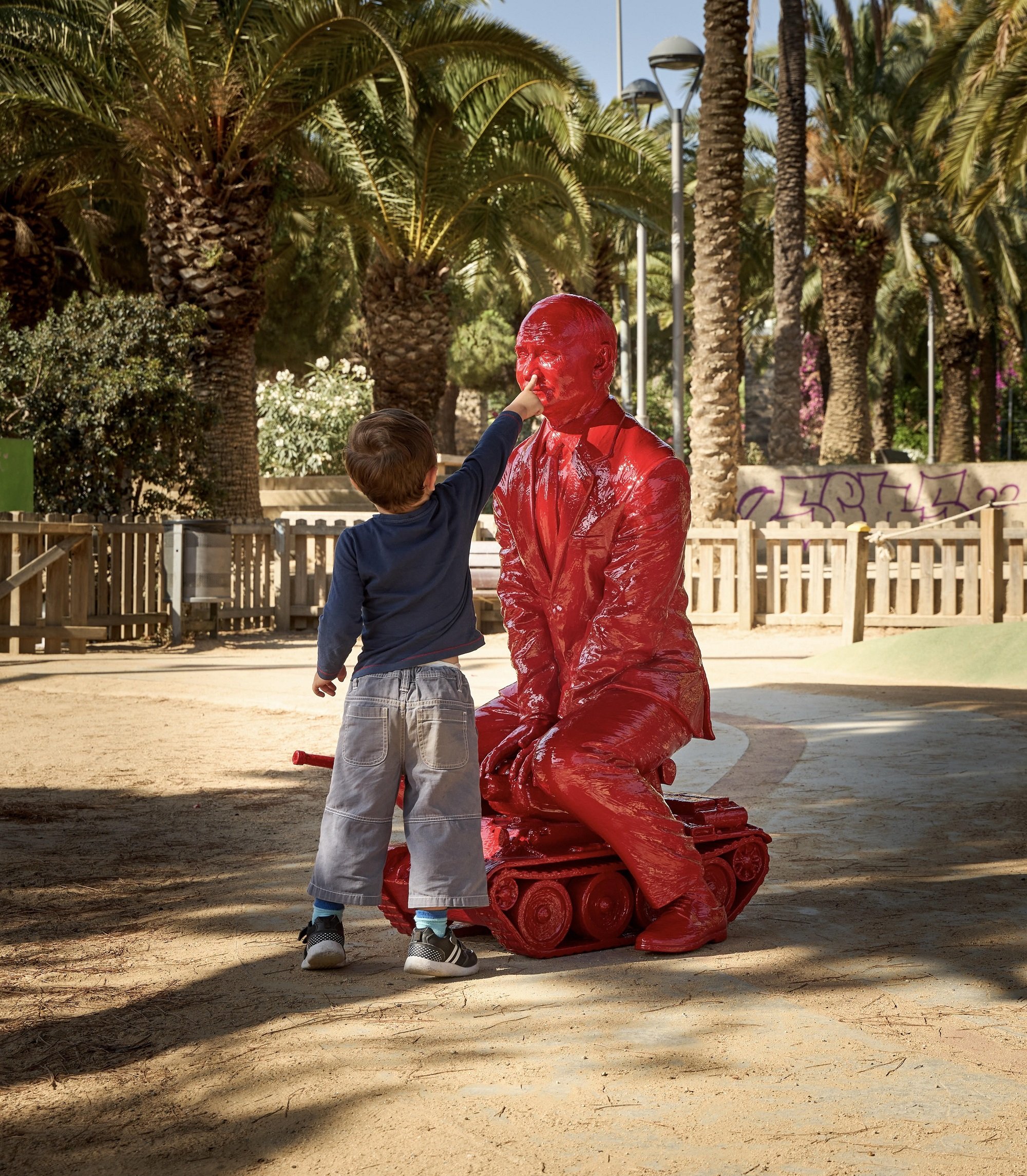 Una estatua que denuncia a Vladímir Putin, en el parque de Joan Miró de Barcelona