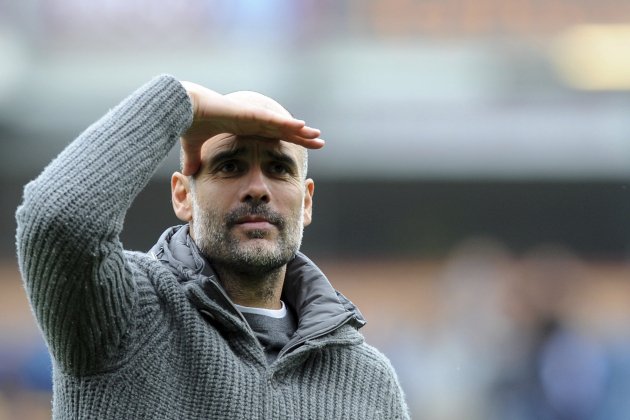 Pep Guardiola mira GTRES Pep Guardiola mira GTRES