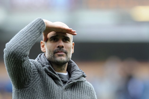 Pep Guardiola mira GTRES Pep Guardiola mira GTRES