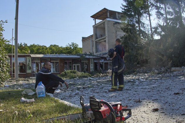 Atac Rùssia escola Khàrkiv bombers neteja restes edifici Ucraïna / Foto: Sergey Kozlov/Efe