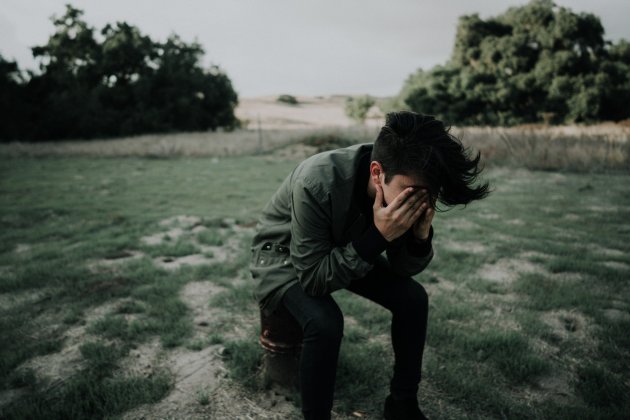 Joven sufriendo dolor de migraña / Unsplash Joven sufriendo dolor de migraña / Unsplash