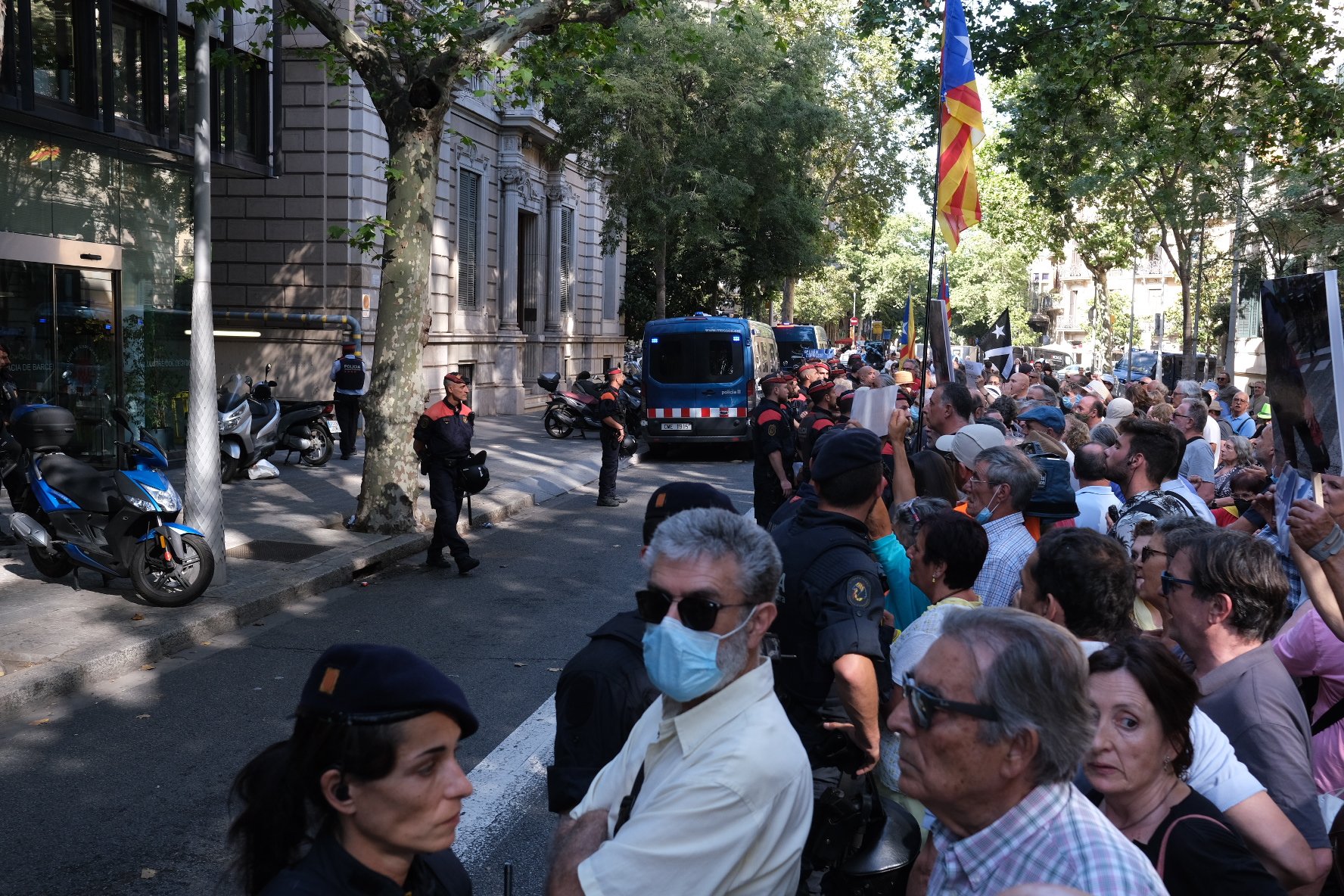 Absuelven tres mossos acusados de lesiones durante las protestas contra una visita de Marchena en 2022