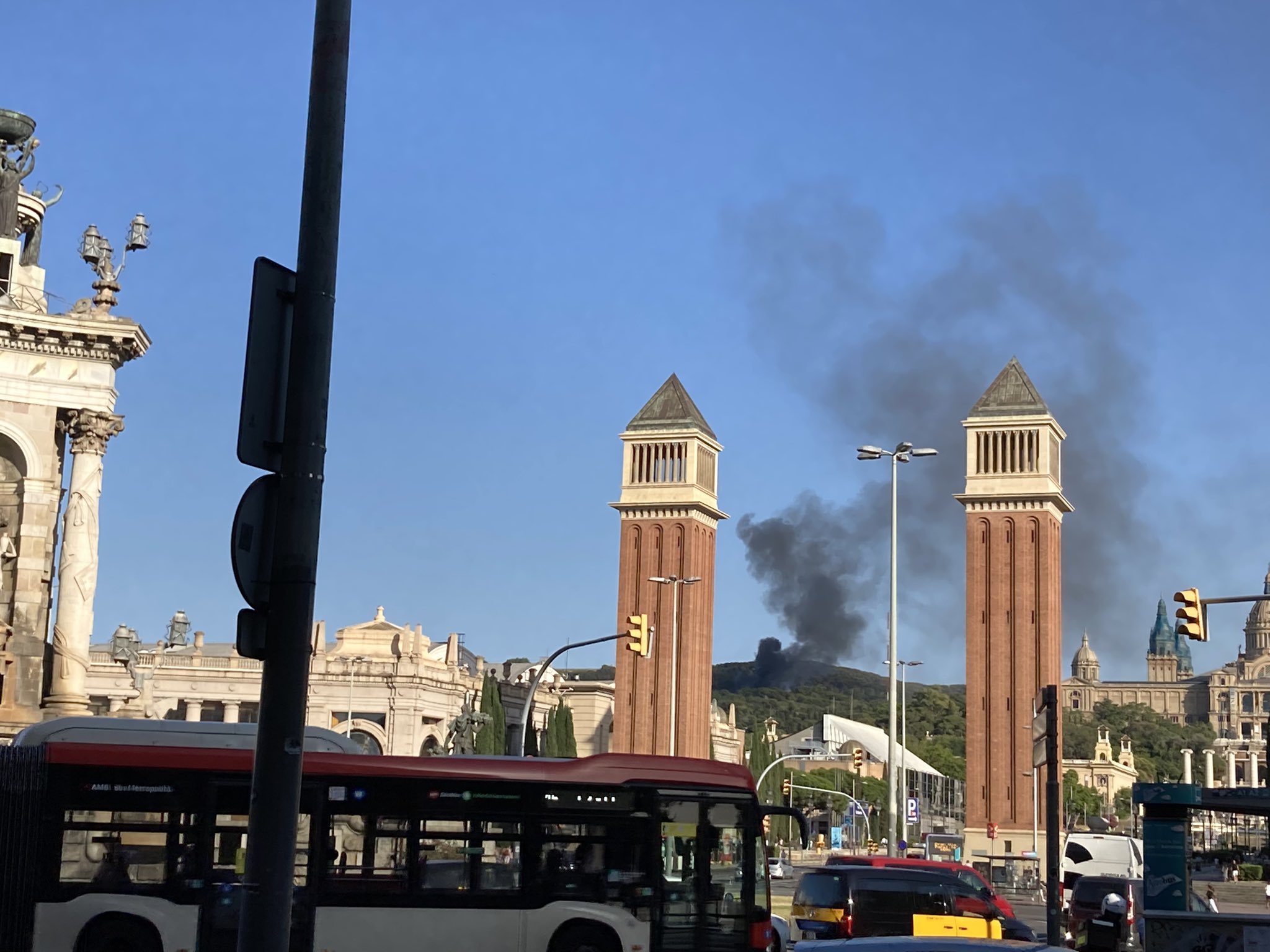 Un incendio en Montjuïc quema tres vehículos: gran columna de humo negro | VÍDEO