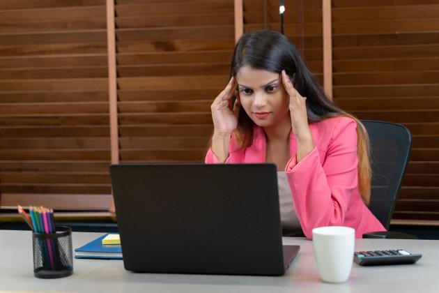 Mujer estresada en el trabajo / Pixahive