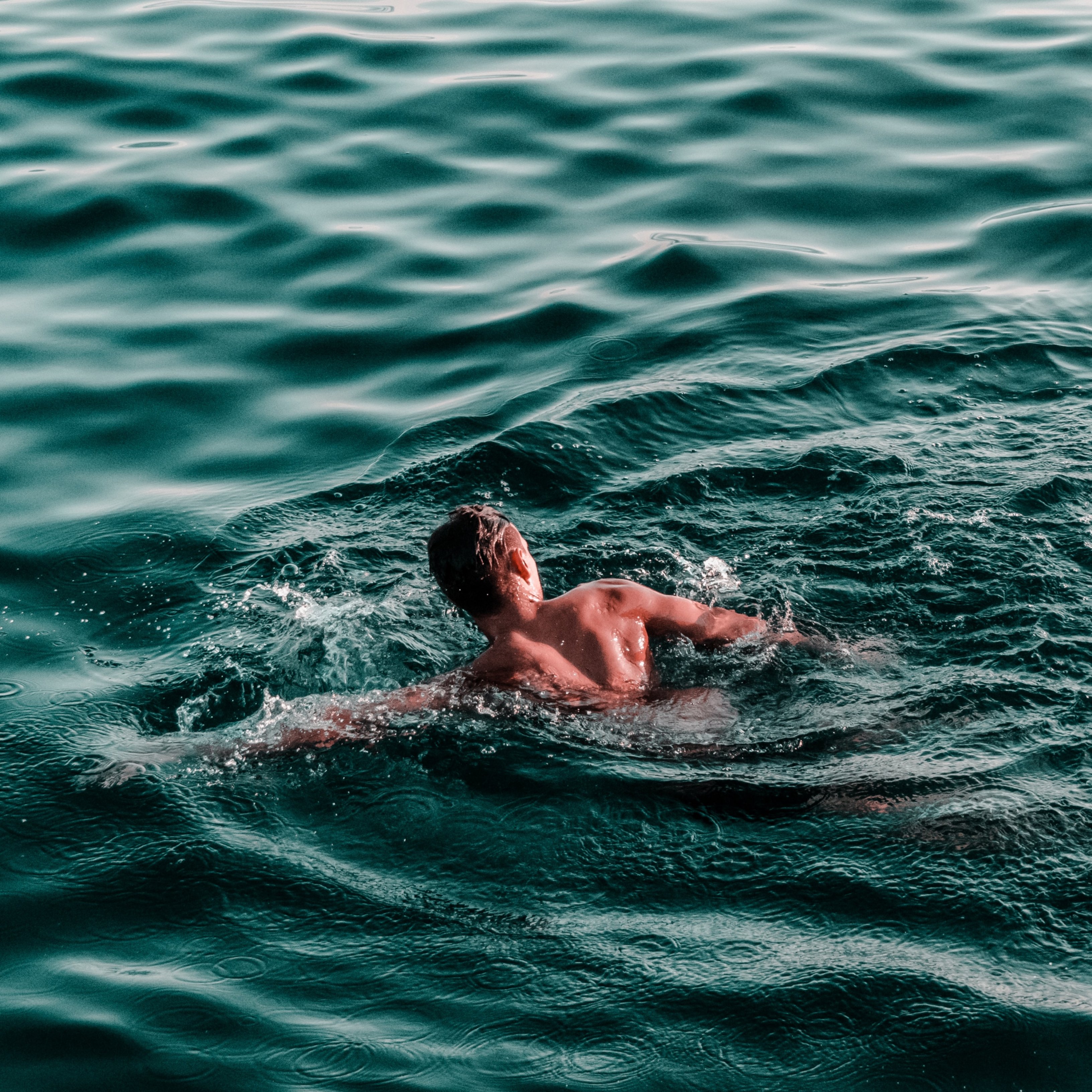 Sis consells a tenir en compte si nedes al mar