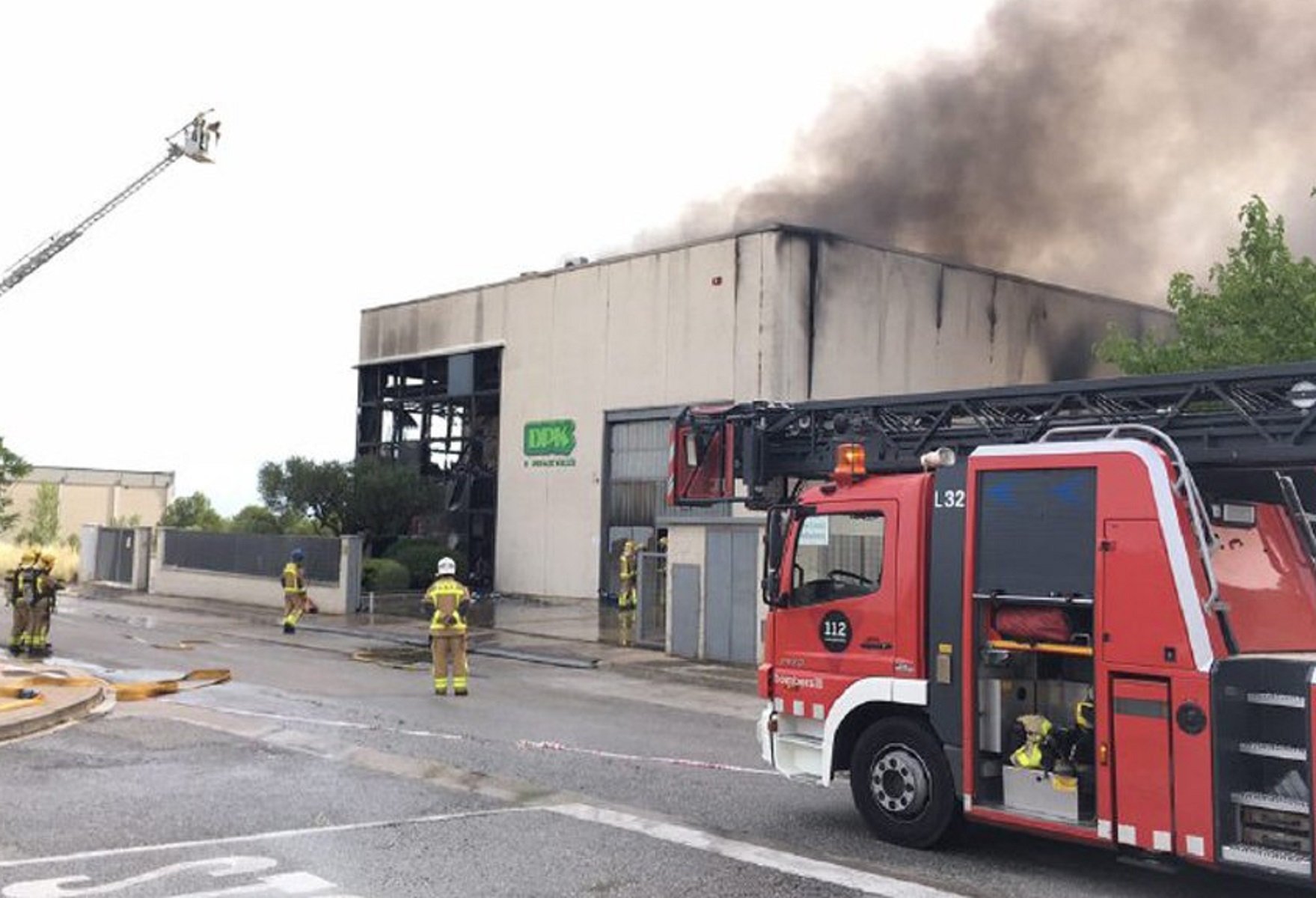 Controlado el incendio en una nave de productos de envasado en Castellar del Vallès