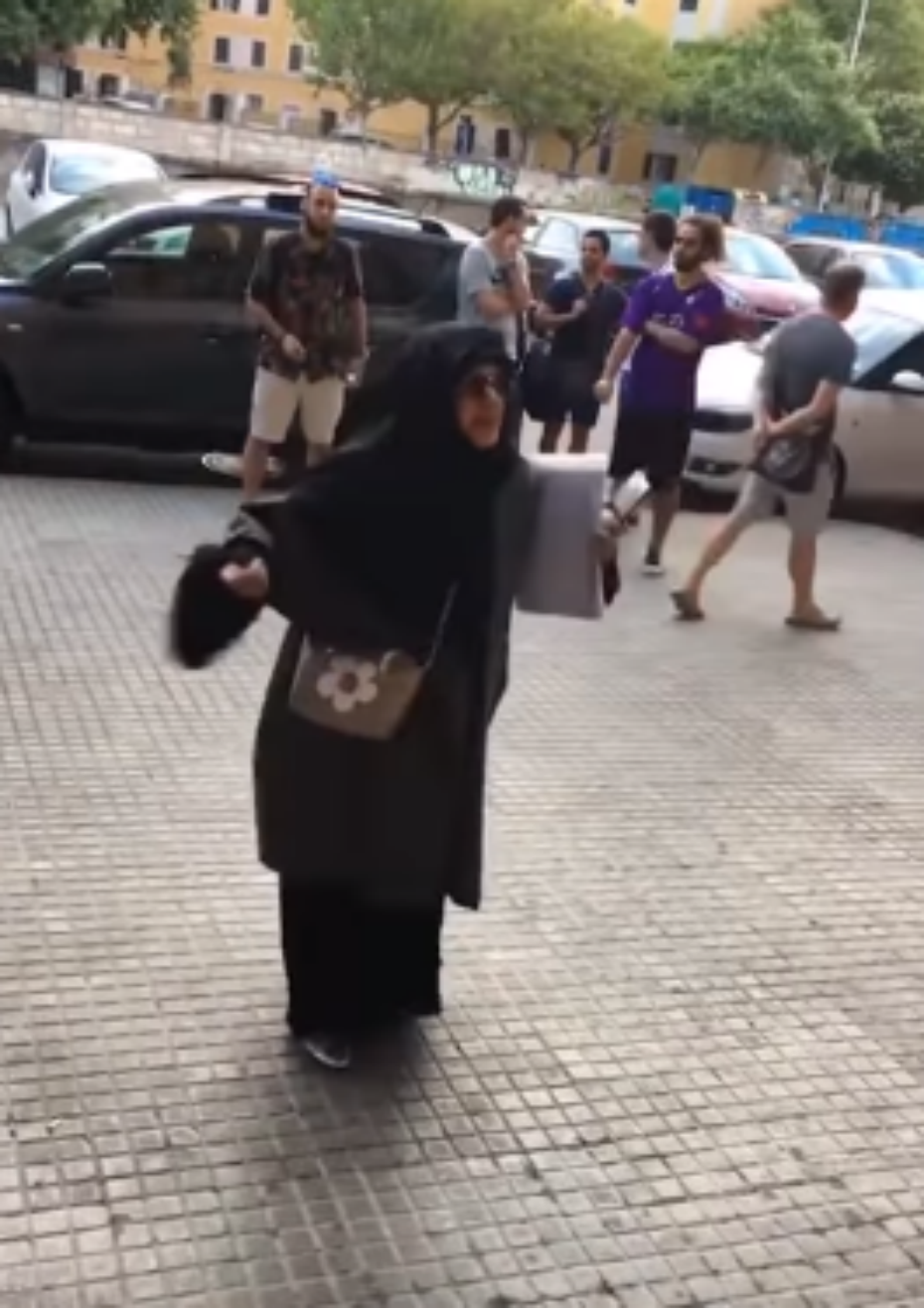 VÍDEO: La discusión entre una mujer musulmana y una joven por llevar 'shorts'