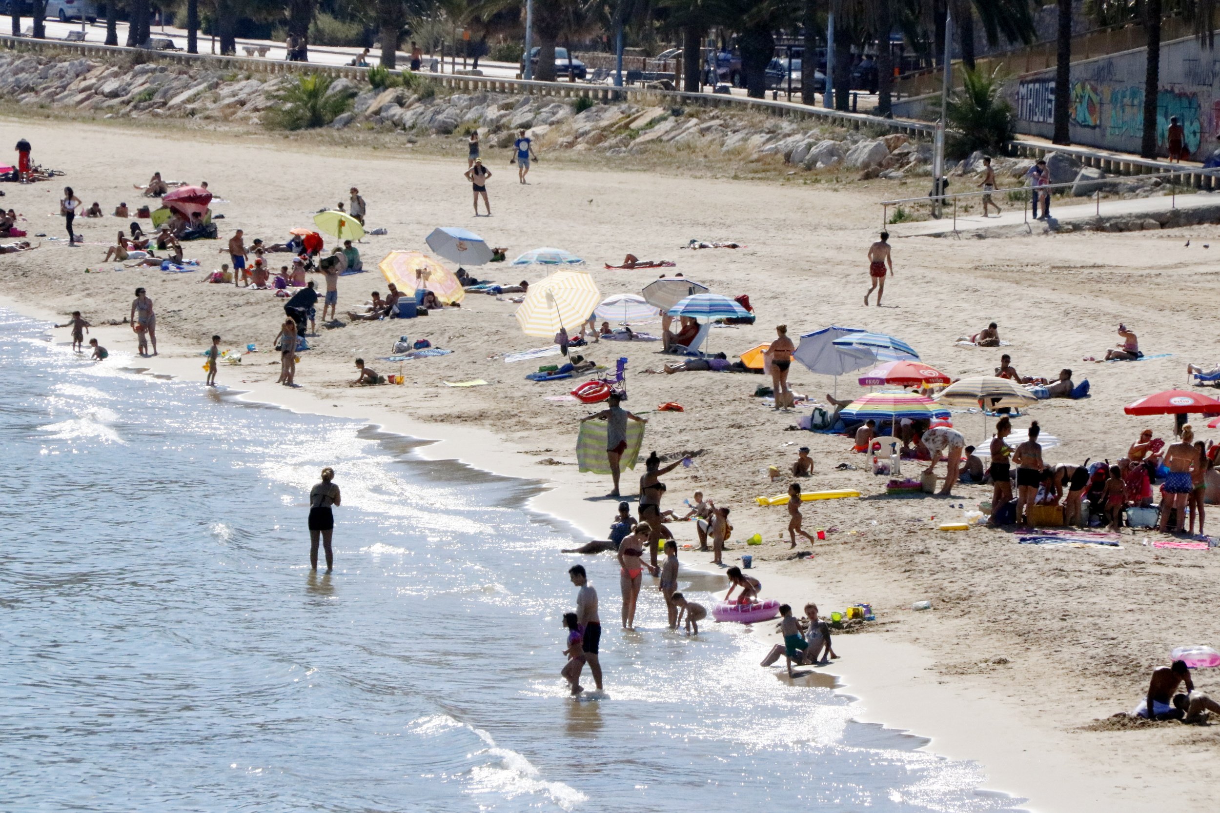 Buscan a un chico de 18 años desaparecido en la playa del Miracle de Tarragona