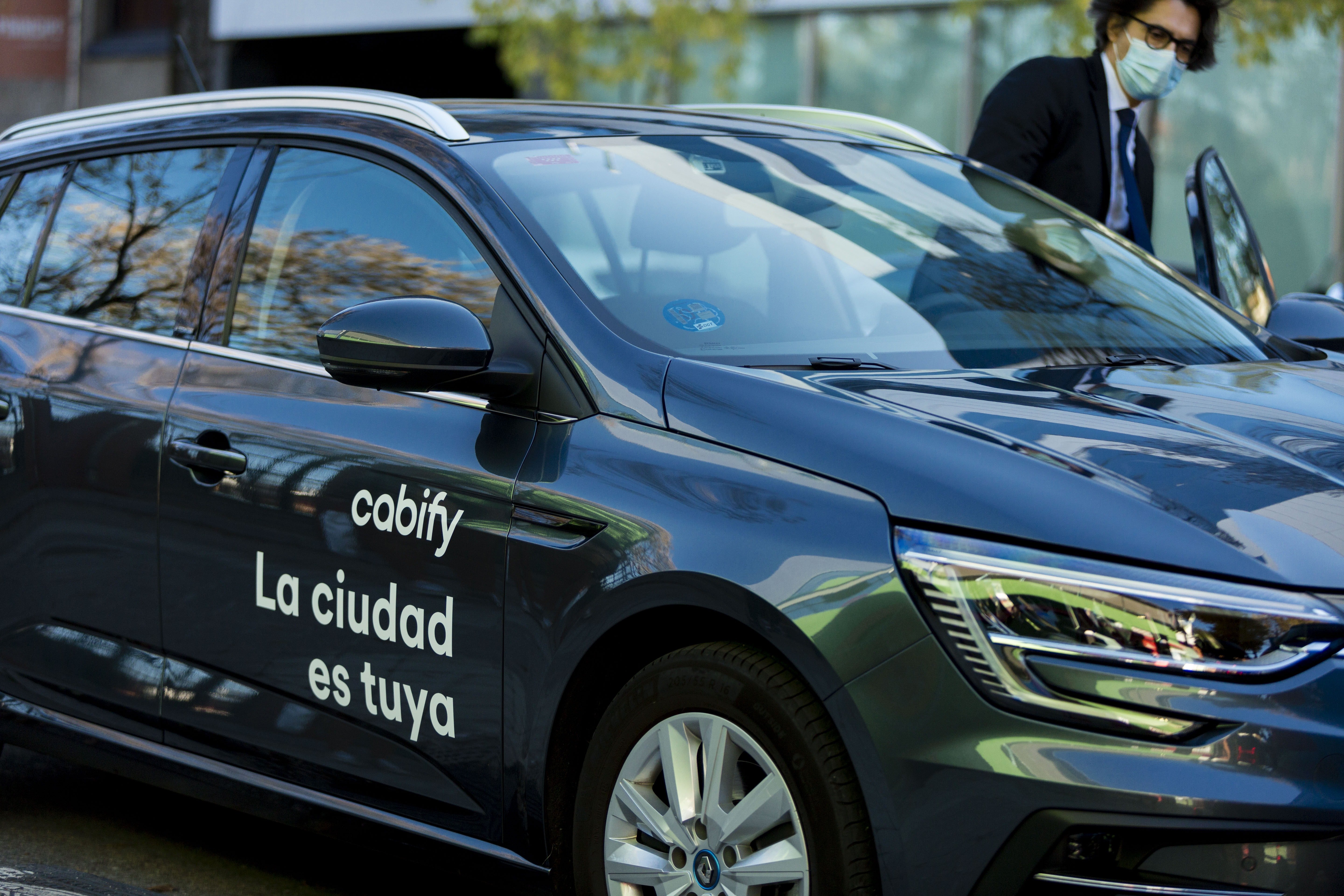 El TJUE para els peus a Colau: no pot posar límits a Uber i Cabify