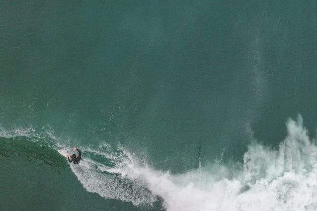 Surfista en la playa de Zarautz / Unsplash Surfista en la playa de Zarautz / Unsplash