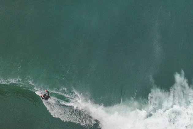 Surfista en la playa de Zarautz / Unsplash