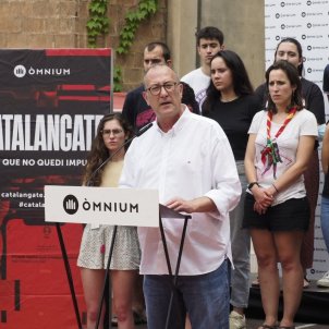 Spain justifies planting undercover police in Catalan pro-independence youth groups