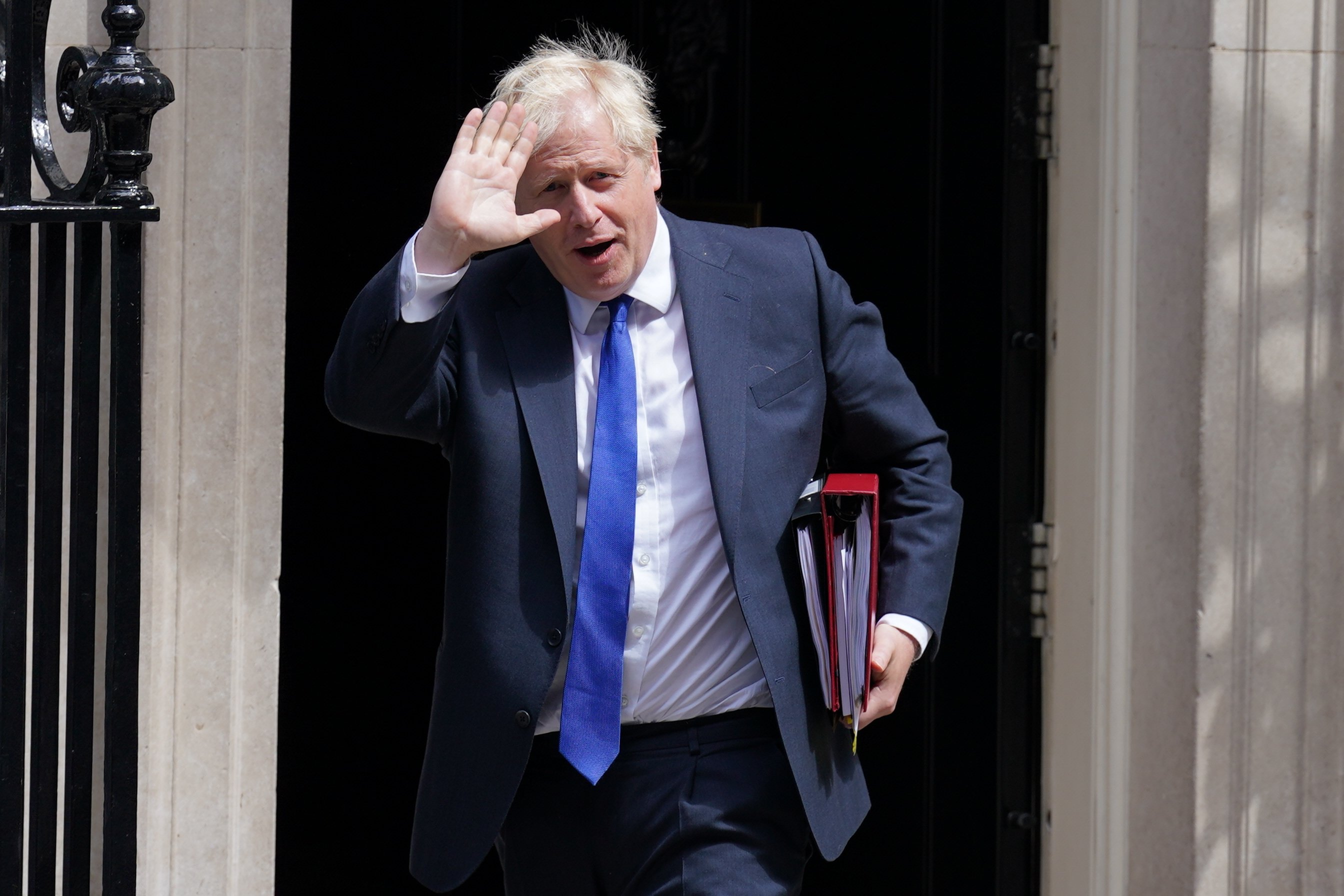 Boris Johnson cancel·la les vacances i vola cap al Regne Unit