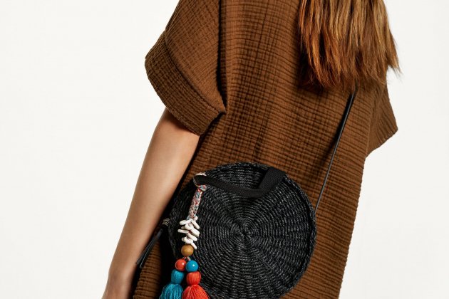 Bolso bandolera con colgante Bolso bandolera con colgante