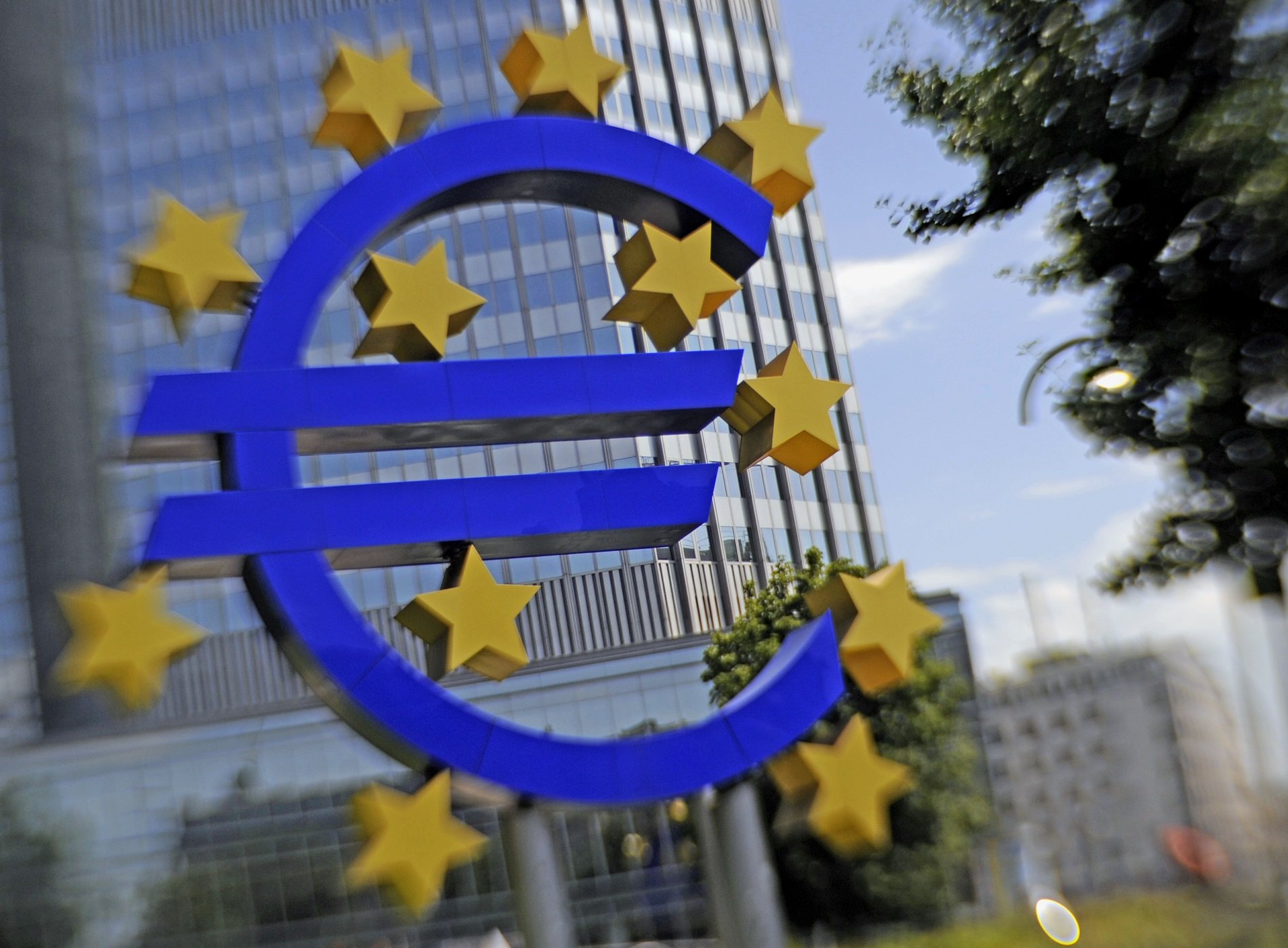 En venda l'emblemàtica escultura gegant de l'euro de Frankfurt