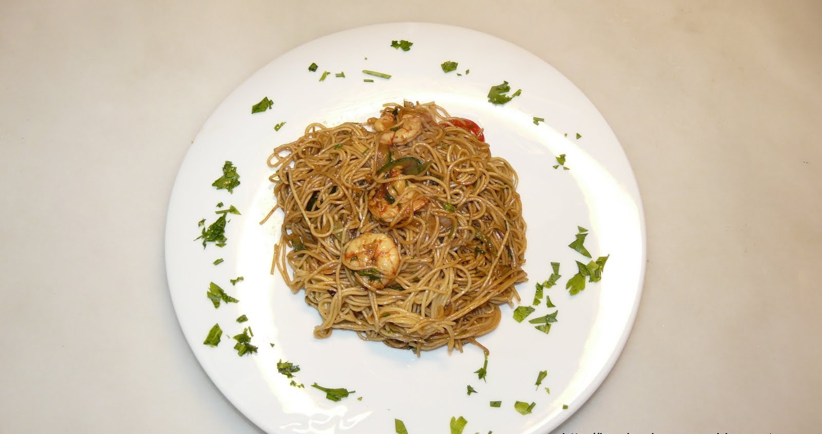 Fideos chinos con gambas y verduritas - Receta Petitchef