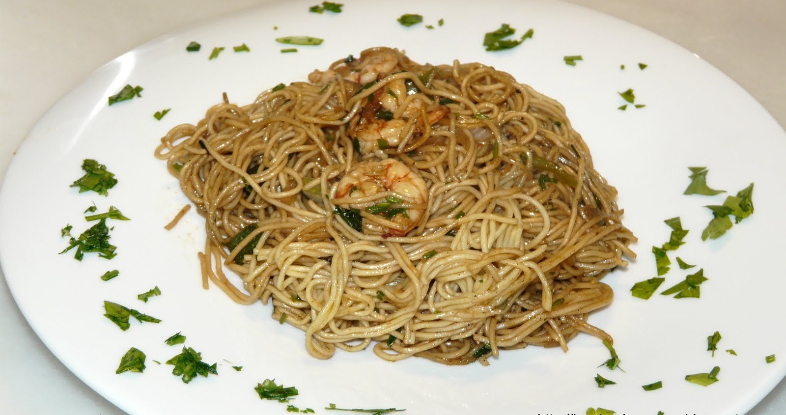 Fideos chinos con gambas y verduritas - Receta Petitchef