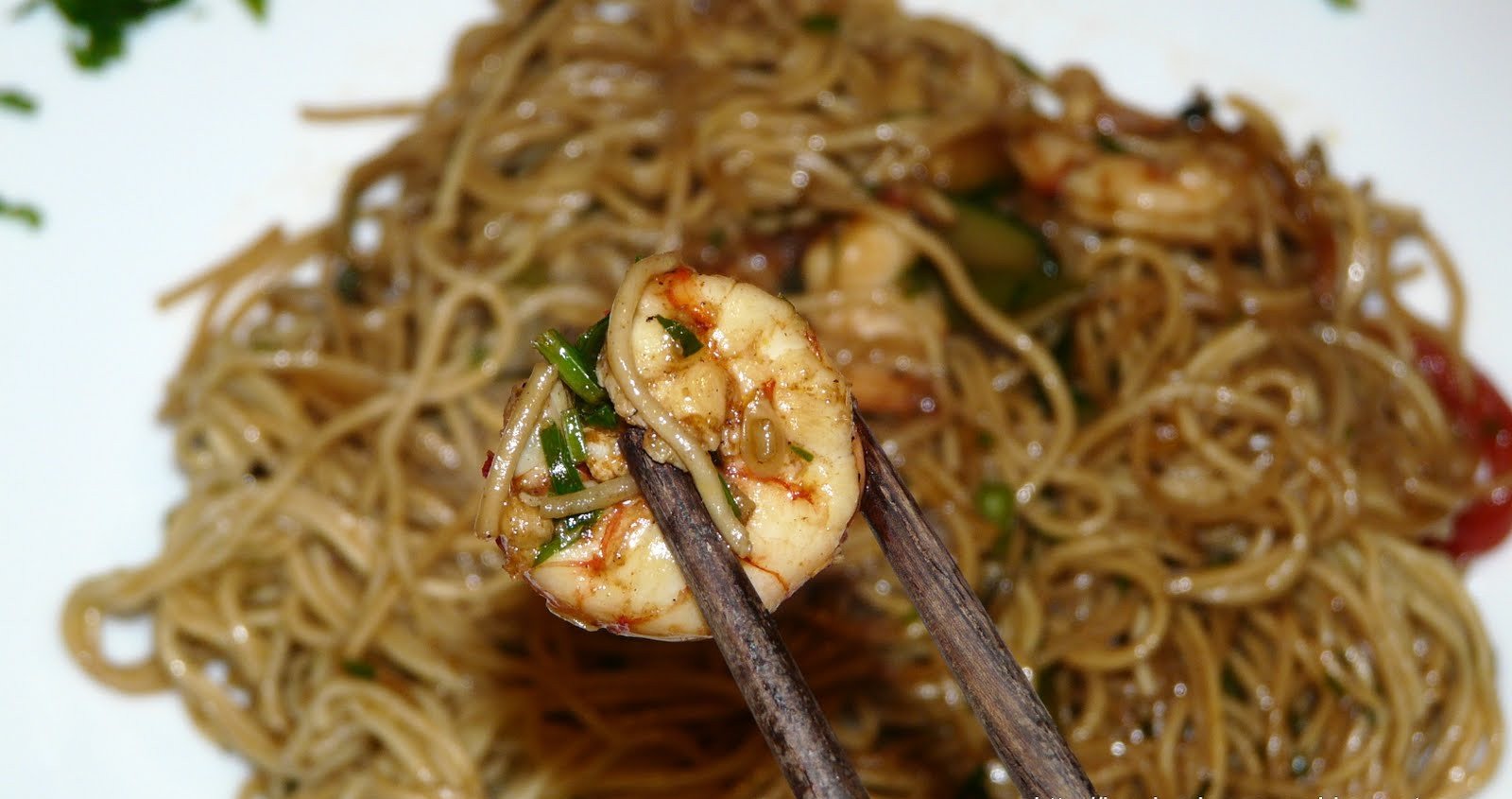 Wok de fideos chinos con gambas y verduras