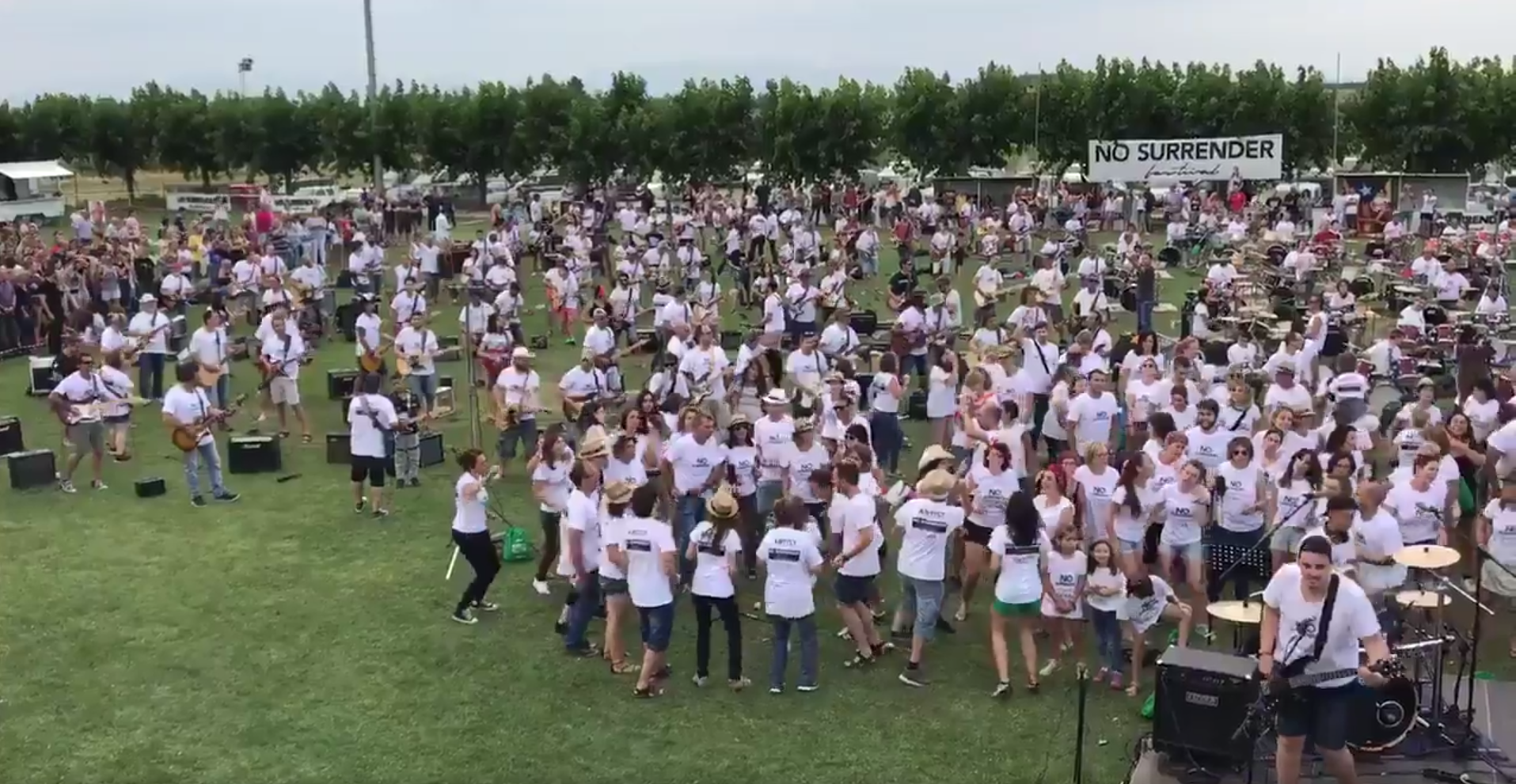 Vilanova de Bellpuig hace récord y reúne a 1.004 músicos para interpretar a Bruce Springsteen