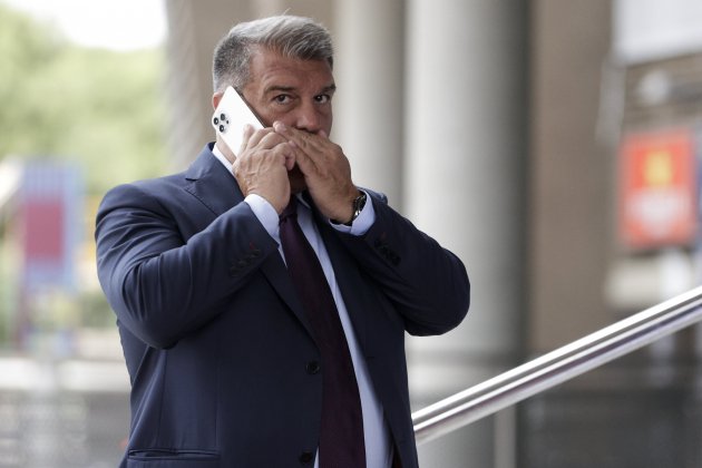 Joan Laporta telefoneo movil llama / Foto: EFE Joan Laporta telefoneo movil llama / Foto: EFE