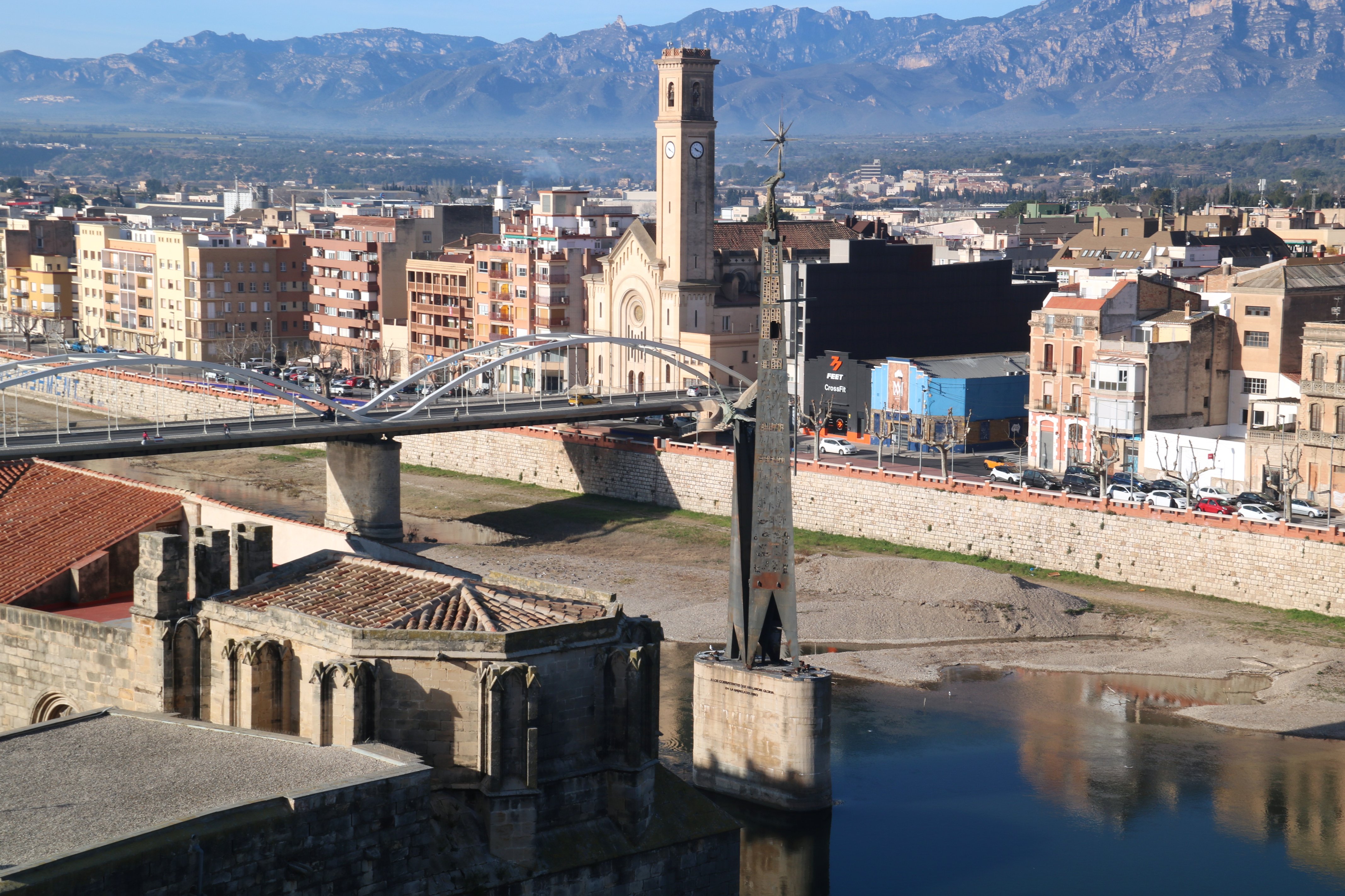 Monument franquista al mig del riu Ebre a Tortosa